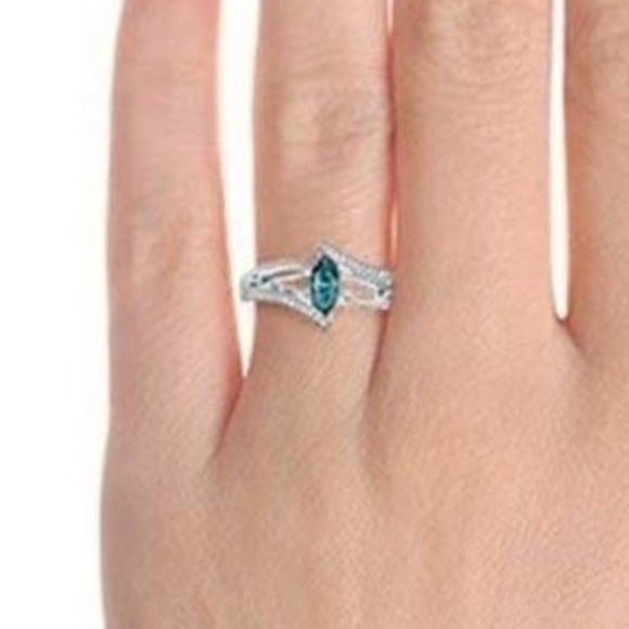 Semi Blue stone crystal filled round shape ring - Picture 5 of 6